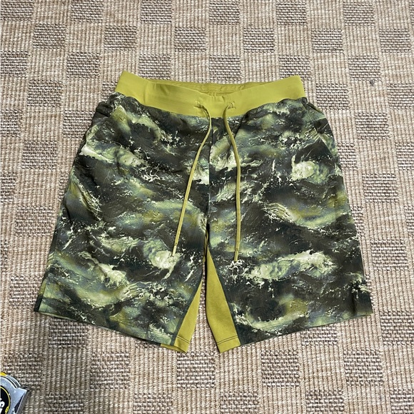 Lululemon T.H.E. Men's Linerless Shorts, 9", Size L - Picture 3 of 7